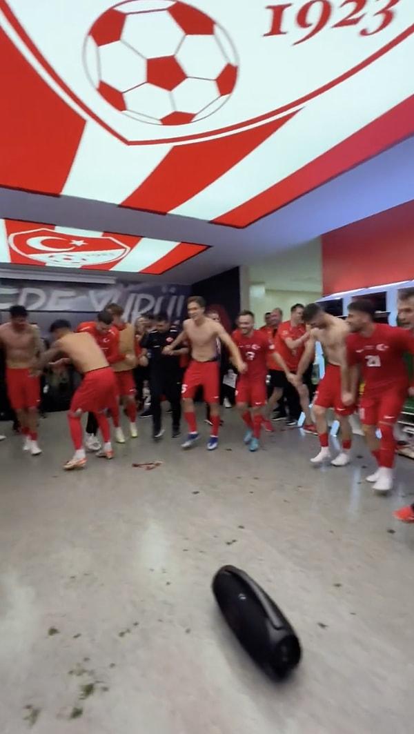 Karşılaşmanın ardından ise Türkiye A Milli Futbol Takımı horon teperek eğlendi.