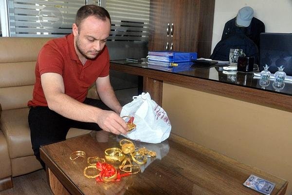 Bankaya giden Mustafa Büyükbalık, iddiaya göre kasadaki altınlarını eksik ve hasarlı olarak aldı.