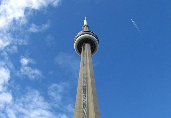 3. "Toronto'daki CN kulesi...20 yılı aşkın bir süredir burada yaşıyorum ve bir kere ziyarete gelen bir arkadaşımla zirveye çıktım. Dürüst olmak gerekirse, manzara fiyatına değmez ve cam zemin çok abartılıyor."