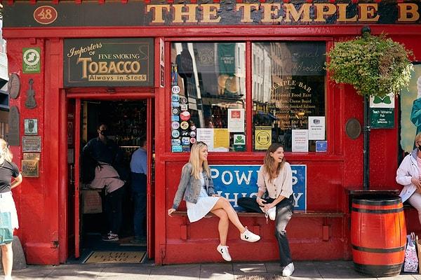 14. "İrlanda, Dublin'deki Temple Bar, ülkedeki en büyük turist tuzağı. İçkilerin fiyatı olması gerekenin neredeyse iki katı, mekan her zaman tıklım tıklım dolu. Bunun dışında, ben İrlanda'nın turist tuzağı dolu olduğunu düşünüyorum."
