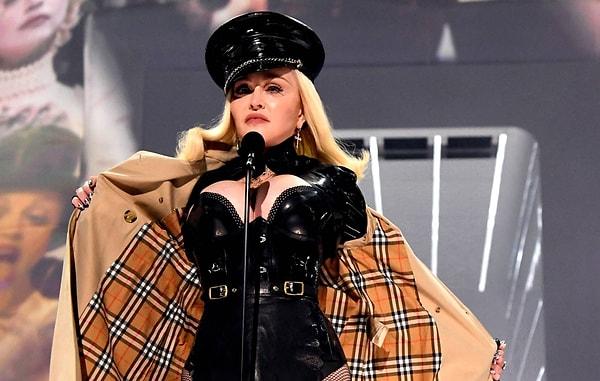 Twitter'da Madonna'yı eleştiren hayranlar, bu kadar para ödedikten sonra konserin finalinden mahrum kaldığını dile getirerek sert sözlerle "Bilet paramızı geri verin!" çağrısı yaptı.