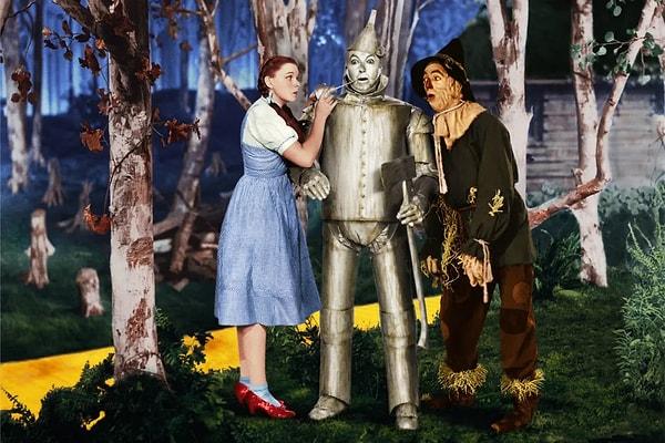 Judy Garland'ın Dorothy rolüyle zihinlere kazındığı "Oz Büyücüsü" filmini küçük, büyük herkes biliyor.