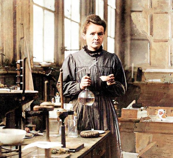 13. "Marie Curie Nobel Ödülü kazanan ilk kadındır ve halen bu ödülü iki kez kazanan tek kadındır. Polonyum ve radyumu keşfetmiştir ancak ne yazık ki radyoaktif maddelerle o kadar çok uğraşmıştır ki aplastik anemiye yenik düşerek hayatını kaybetmiştir."