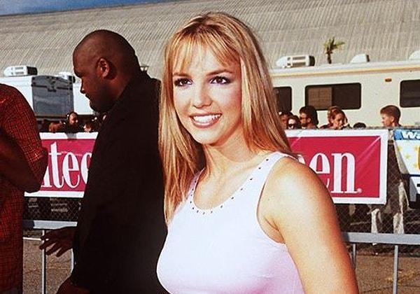 2021 yılında 13 yıllık esaretine baş kaldıran Britney, mahkeme karşısına çıkarak özgürlük mücadelesini başlattı ve bu zamana kadar kameraya gülümsemelerinin hepsinin sahte olduğunu söyledi.