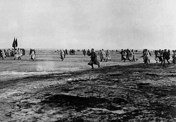 14. Kronstad'daki anarşist isyancılara saldıran Kızıl Ordu askerleri buzun üzerinde hücum ederken. (Mart 1921)