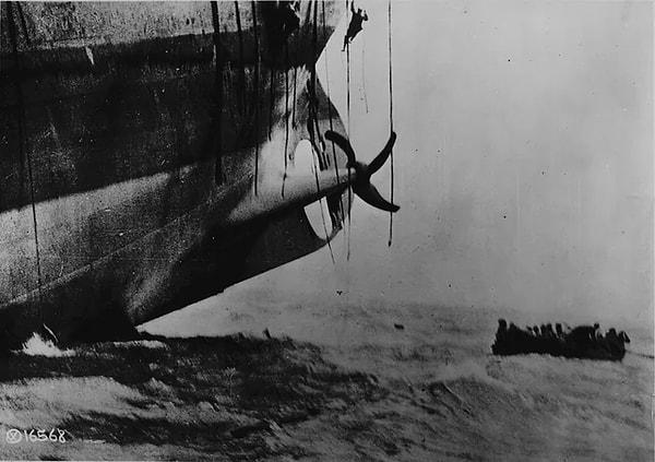 15. Bir torpido tarafından batırılan bir gemiyi terk eden mürettebatın görüntüleri. (1917)