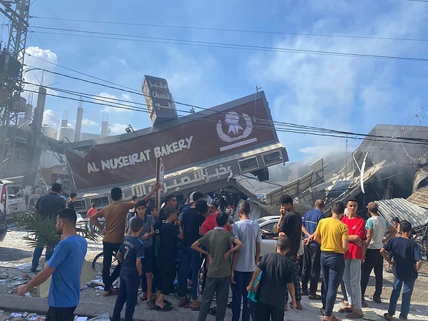 Bölgede yaşanan gıda ve su sorunu devam ederken, son olarak İsrail'in Nusayrat Mülteci Kampı’nda bulunan bir ekmek kampını vurduğu bilgisine ulaşıldı.