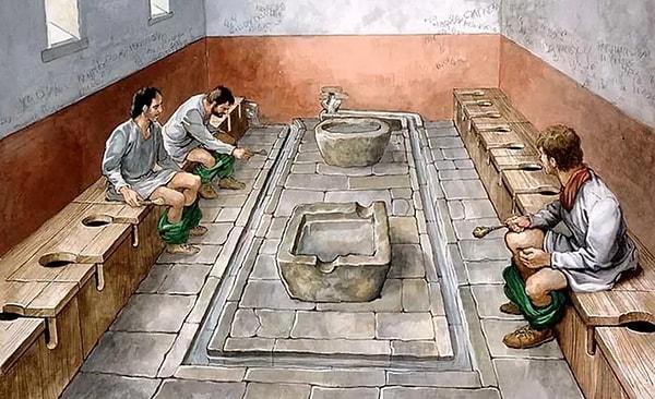 Roma İmparatorluğu'nda ise toplumsal yaşamın bir yansıması olarak komünal tuvaletler popülerdi. Bu tuvaletlerde, taharet için süngerli çubuklar kullanılıyordu.