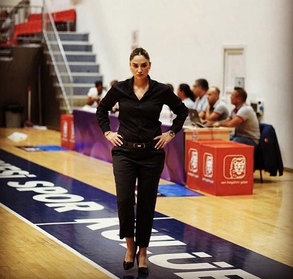 Antalya Büyükşehir Belediyespor Toroslar Basketbol'un Başantrenörü Selen Erdem, şimdilerde sosyal medyanın gündeminde.