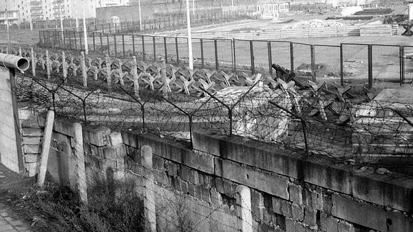 6. Hangi yıl, Berlin Duvarı'nın yıkılmasına ve Almanya'nın birleşmesine yol açtı?