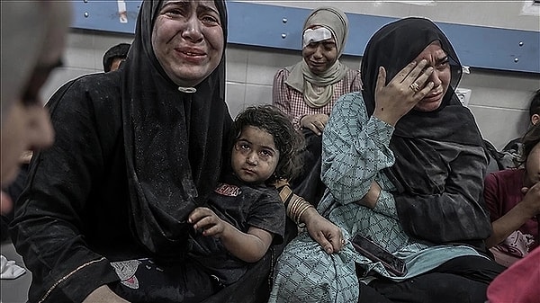 İsrail ordusu, 7 Ekim'de başlayan savaşın 13. gününde Gazze Şeridi'ne yönelik saldırılarını devam ettiriyor. Gazze'nin Nasirat Mülteci Kampı'na düzenlenen saldırılarda aralarında çocukların da bulunduğu yaralılar, Aksa Şehitleri Hastanesi'ne kaldırıldı.