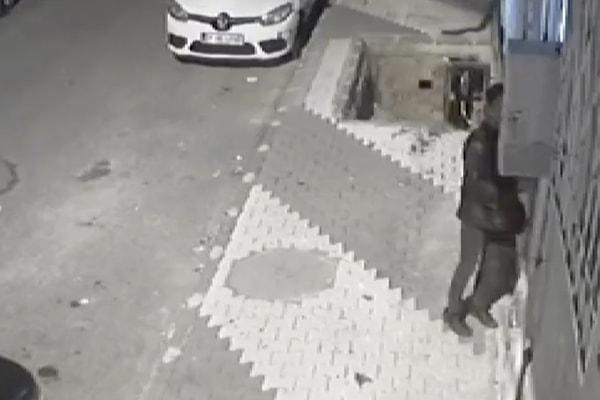 Arnavutköy Merkez Mahallesi’nde, gece saatlerinde bir adamın ayakta durmakta güçlük çektiği görüldü.