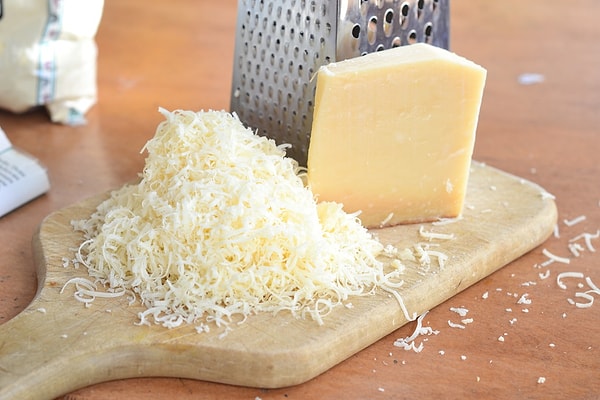 Parmesan geleneksel olarak inek sütünden yapılır, bakır fıçılarda en az 12 ay bekletilir, burada ısıtılır ve peynir altı suyu ve peynir mayası gibi diğer bileşenler eklenir.