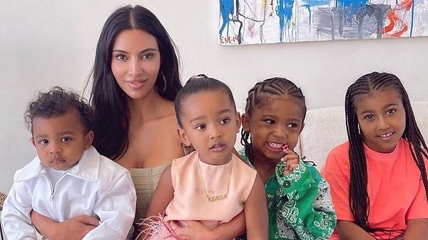 Kanye West'in tekrardan evlendiği iddia edilirken, Kim Kardashian'ın West'e kıyasla çocukları ile daha çok vakit geçirdiği görülüyor.