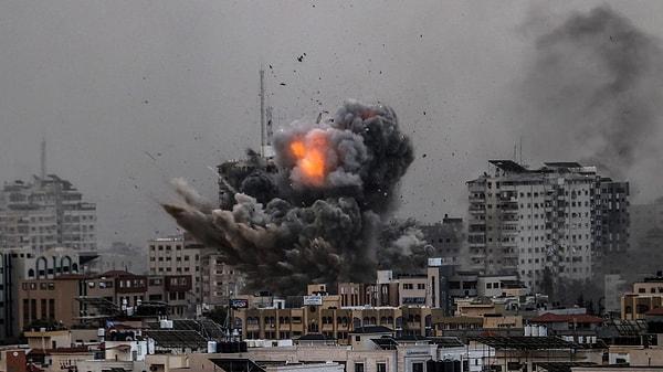 Tüm dünya 7 Ekim tarihinden bu yana İsrail-Hamas çatışmasının nereye varacağını bekliyor. İsrail, abluka altına aldığı Gazze Şeridi'nde sivillerin kaldığı binaları bombalayıp masum insanların ölmesine neden oluyor.