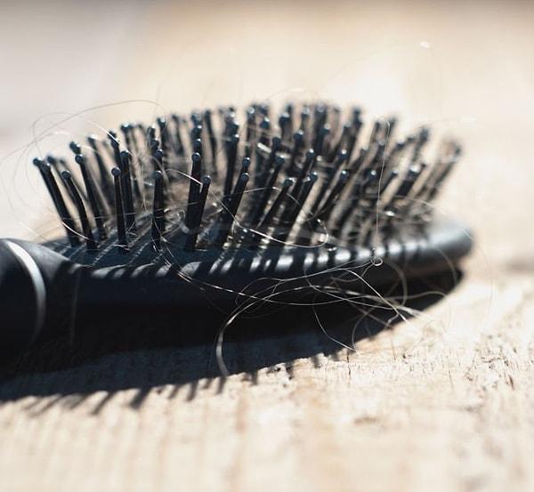 Tarağınızın ömrünü ve dolayısıyla saçınızın sağlığını uzatmaya yardımcı olmak için her kullanımdan sonra tarağınızdaki saçları temizlemeli ve kullandığınız saç ürünlerini üstünde kalıyorsa fırçanızı haftada bir kez arındırıcı bir şampuan veya karbonat çözeltisi ve diş fırçası ile temizlemelisiniz.