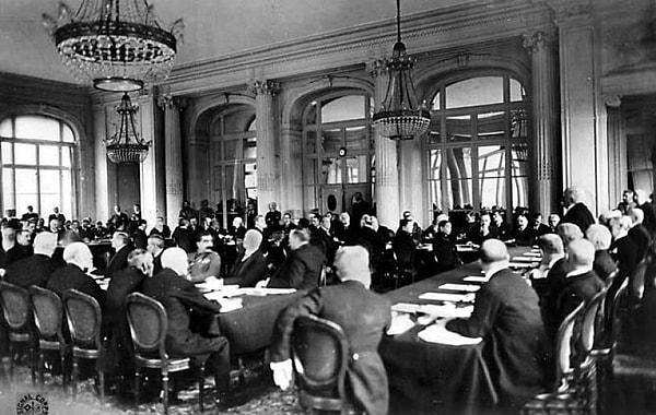 4. 18 Ocak 1919 tarihinde I.Dünya Savaşı'nda yenilen devletlerle yapılacak barış antlaşmalarının esaslarını saptamak amacıyla aşağıdakilerden hangisi düzenlenmiştir?