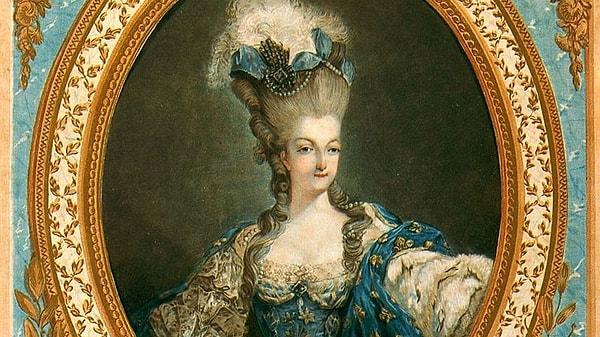 Marie-Antoinette giyotinle infaz edildi.