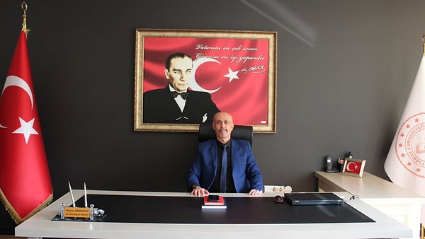 Cumhuriyet'ten Latif Sansür'ün haberine göre; Arıkoğlu, Menzil şeyhine bağlılığını duyurduğu metni yanlışlıkla WhatsApp durumunda paylaştı.