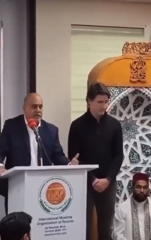 Kanada’nın hem açıklamalarıyla hem de yaptıklarıyla ‘şovmen’ olarak nitelendirilen başbakanı Justin Trudeau, ülkesindeki bir camiyi ziyaret etti.