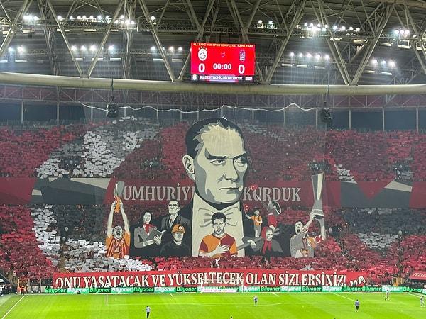 Mücadele öncesi tribünlerde görsel şölen vardı. Galatasaray taraftarları Cumhuriyetin 100. yılına özel hazırladıkları koreografiyle alkış topladı.