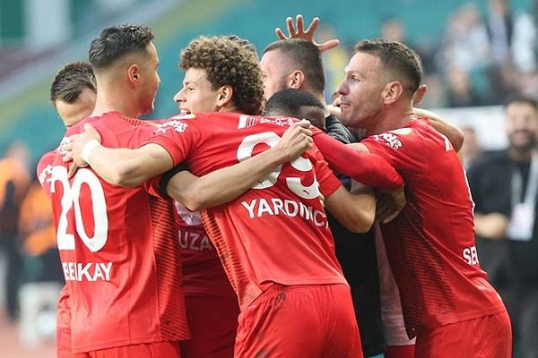 İstanbul ekibi, TÜMOSAN Konyaspor'u deplasmanda Marlos Moreno'nun golüne karşı, Erencan Yardımcı ve Abdoulay Diaby'nin golleriyle 2-1 mağlup etti.