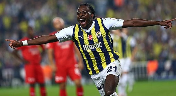 Fenerbahçe'nin 25 yaşındaki şimşek sağ beki Bright Osayi-Samuel bir miktar oyun bağımlısı.