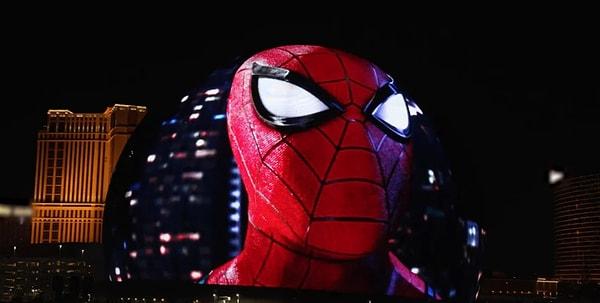 PlayStation, bu mükemmel reklam alanını Spider-Man temalı bir reklam için kullandı.