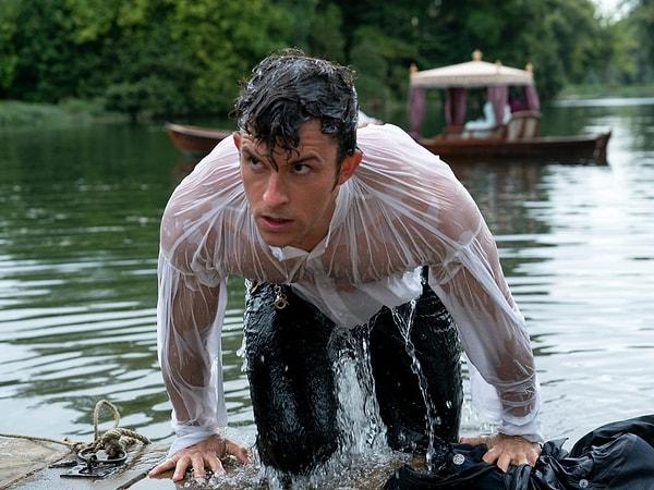9. "Gurur ve Önyargı" filmindeki 'sırılsıklam gömlek' sahnesi, "Bridgerton"daki diğer müstehcen sahnelere ilham kaynağı oldu.