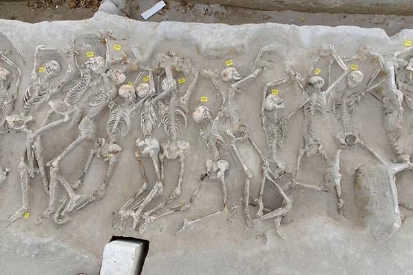 6. 2016 yılında Yunanistan'ın Attika kentindeki Phaleron nekropolünde toplu mezarlarda 3 sıra halinde ve bilek bağlarıyla bağlanmış 79 iskelet keşfedildi. Bu iskeletlerin o dönemdeki huzursuzluklardan sonra infaz kurbanı olduğu düşünülüyor. (M.Ö 7. Yüzyıl)