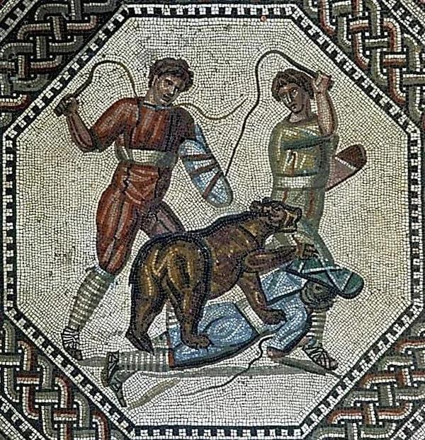 10. Nennig'deki bir Romalı villasından, bir vahşi ayı ile yapılan savaşı gösteren mozaik zemin parçası.