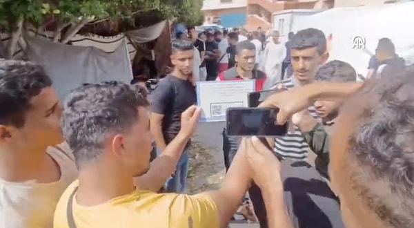 İnternet bağlantısı ve elektriği geçtiğimiz günlerde kesilen Gazze'de dağıtılan broşürde aynı zamanda rehineler hakkında bilgi verecek olan kişilerin İsrail ordusuna nasıl ulaşacaklarına dair bir not ve QR kodu da eklendi.  bulunuyor.