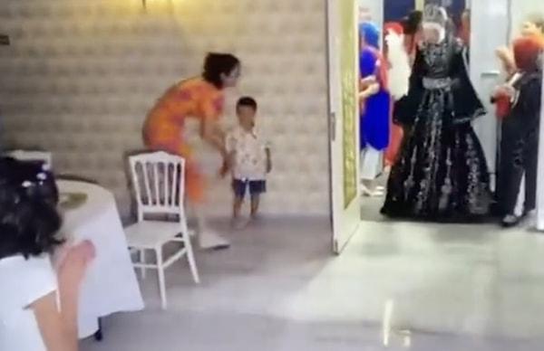 Bir kadının düğünde ayak altında dolaşan çocukları büyük bir sakinlikle pistten uzaklaştırdığı görüntüler viral oldu.