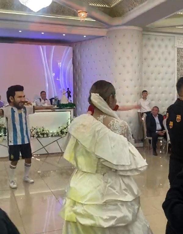 Biri Ronaldo biri Messi kafası takan animatör ekibi hazırladıkları dans koreografisiyle adeta düğüne renk kattı.