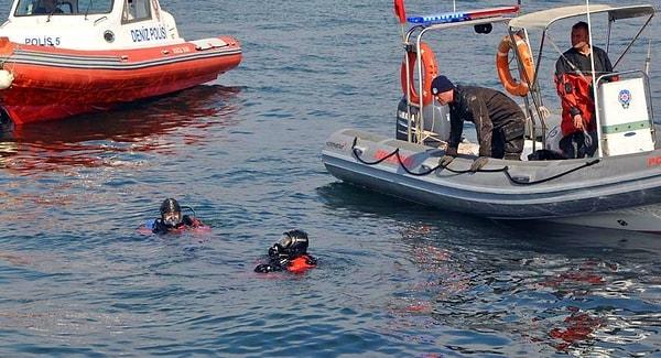 Su üzerinde hareketsiz duran kişi, Deniz Polisi ve Sahil Güvenlik ekipleri tarafından yapılan çalışmayla karaya alındı.