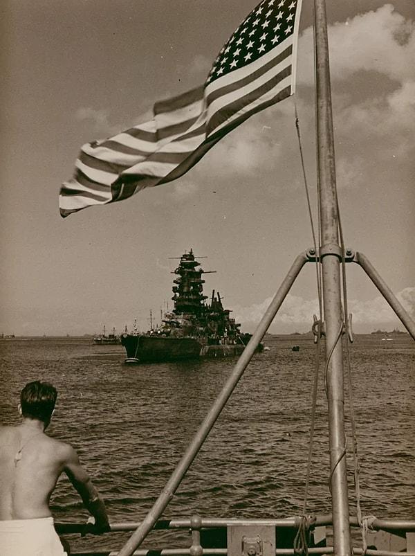 1. 1946 yılında Bikini Atolü'nde yapılan atom bombası testleri sırasında hedef gemilerden biri olarak kullanılan Japon savaş gemisi.