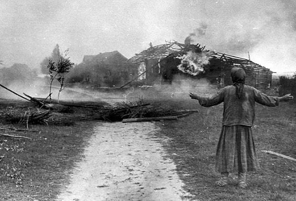 9. Evinin yanışını izleyen Rus bir kadın. (1942)
