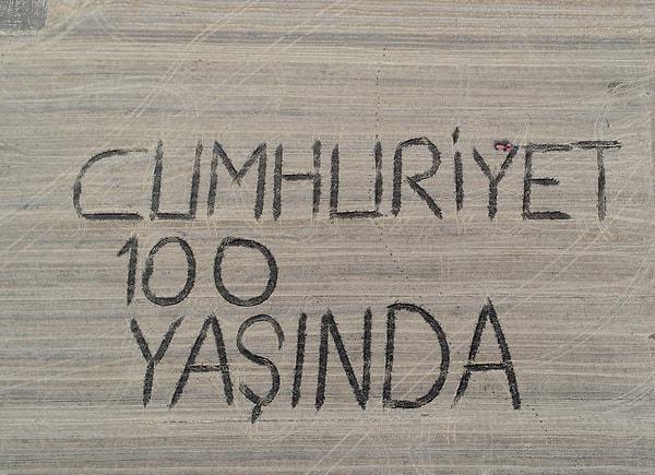 1. Kırklareli'nde bir çiftçi tarlasını "Cumhuriyet 100 yaşında" iberesini ortaya çıkartacak şekilde sürdü.