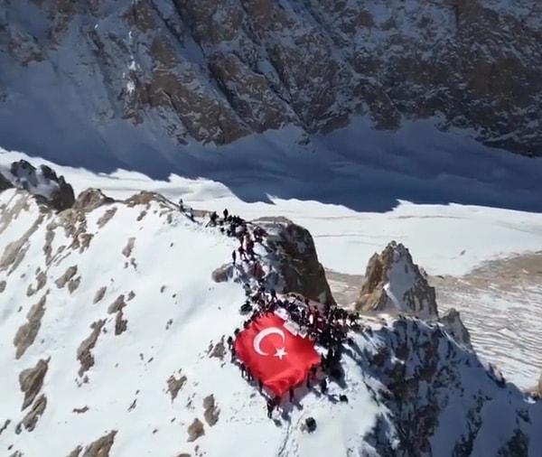 20. Niğde'de 100 dağcı Aladağlar'ın Emler Zirvesi'ne tırmanarak Türk bayrağını dalgalandırdılar.