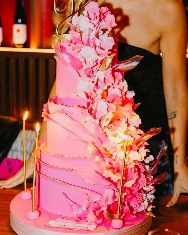 Kutlamadan fotoğraflarını ise Instagram üzerinden paylaştı. Dikkat çeken detaylardan biri elbette ki pembe pastasıydı...