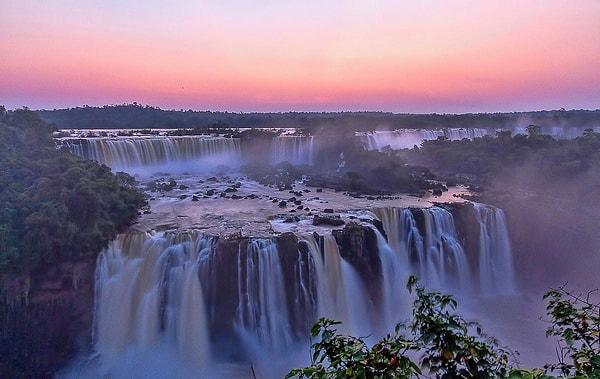 Which country is famous for the "Iguazu Falls"?