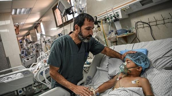 Çok sayıda hastanenin yakıt ve tıbbi malzeme sıkıntısı nedeniyle hizmet veremediği Gazze Şeridi’nde insani kriz giderek büyüyor.