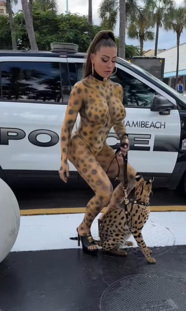 James, vücuduna çizdiği leopar desenleri ve tasmasını tuttuğu küçük bir leopar ile sokak sokak gezdi. James'i sokakta görenler telefonları ile James'in fotoğraflarını çektiler.