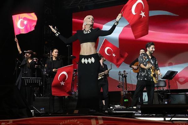 Gülşen ve ekip arkadaşları ise ellerine Türk bayraklarıyla sahne aldı.