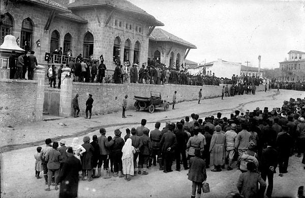 23 Nisan 1920'de açılan Türkiye Büyük Millet Meclisi, 3 yıldan daha uzun bir süre en yetkili organ olarak görev yaptı. Bu Meclis, Milli Mücadele'nin silahlı safhasını başlattı, yönetti ve tamamladı.  Zaferden sonra ise herkesin aklında aynı soru vardı. Peki şimdi ne olacaktı?