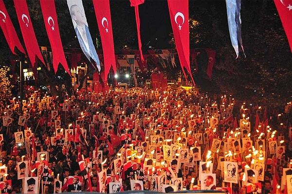 Kadıköy Belediyesi tarafından binlerce Türk bayrağı, Atatürk posteri ve meşalenin dağıtılacağı yürüyüş, Kadıköy Belediye Başkanı Şerdil Dara Odabaşı'nın İskele Sokak'ta yapacağı kutlama konuşmasının ardından son bulacak.