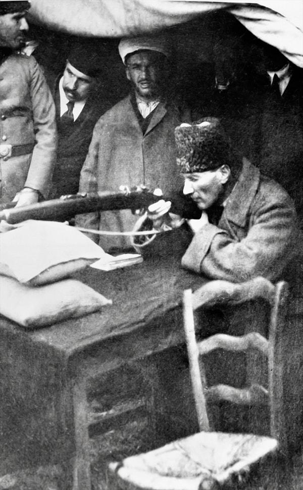 Mustafa Kemal, Manastır ve Selanik'te görevliyken 1909'da İstanbul'daki 31 Mart Vakasını bastıran Hareket Ordusu'nda görev yaptı.