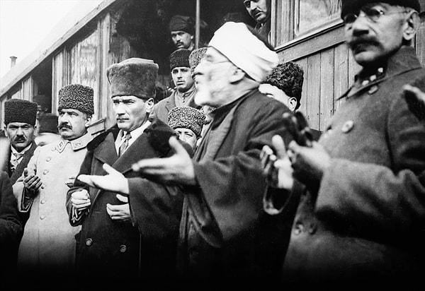 TBMM açılmadan 17 gün önce, 6 Nisan 1920'de, Mustafa Kemal Atatürk'ün talimatıyla Anadolu Ajansı (AA) kuruldu. "Milli Mücadele'nin sesini dünyaya duyurmak" amacıyla kurulan AA, TBMM'nin çıkardığı ilk yasaları duyurdu, Milli Mücadele'nin ve Kurtuluş Savaşı'nın her aşamasına tanıklık etti.