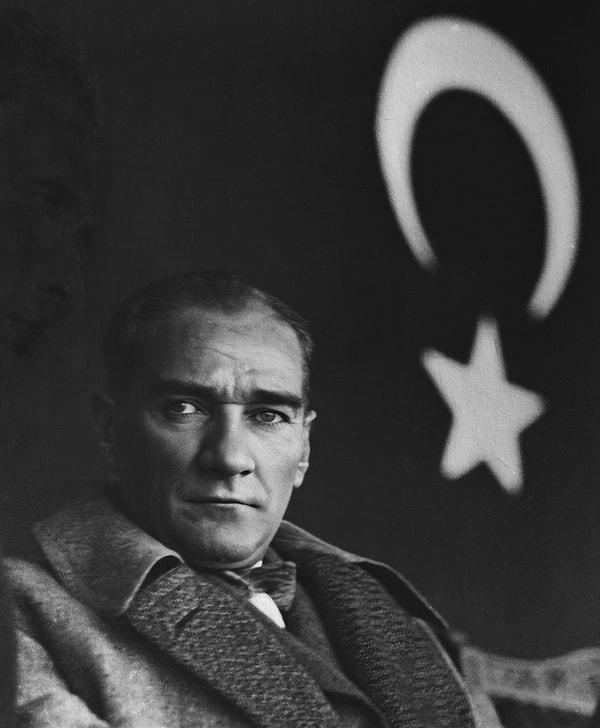 Cumhurbaşkanı Mustafa Kemal Atatürk'e yönelik 14 Haziran 1926'da suikast girişimi engellendi, elebaşları İzmir'de tutuklandı. Büyük Önder, suikast girişimine ilişkin Anadolu Ajansına yaptığı açıklamada, "Alçak girişimin benim şahsımdan ziyade mukaddes Cumhuriyet'imize ve onun dayandığı yüksek ilkelerimize yönelmiş bulunduğuna şüphe yoktur. Benim naçiz vücudum bir gün elbet toprak olacaktır fakat Türkiye Cumhuriyeti ilelebet payidar kalacaktır." değerlendirmesinde bulundu.