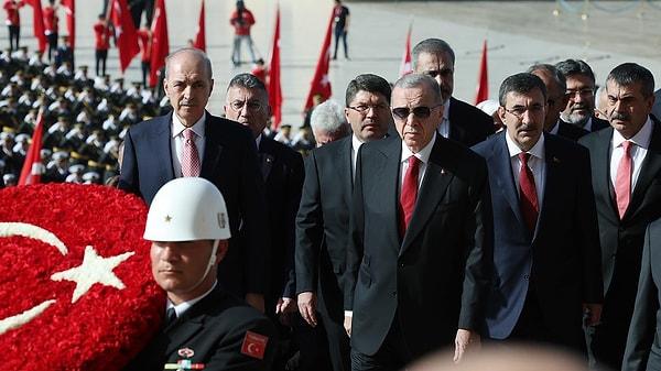 Anıtkabir Özel Defteri'ni de imzalayan Erdoğan, "Türkiye'yi, tarihinin yatırım hamleleriyle buluşturmuş bir yönetim olarak, Cumhuriyet'imizin ikinci asrını Türkiye Yüzyılı ile taçlandırmakta kararlıyız" dedi.